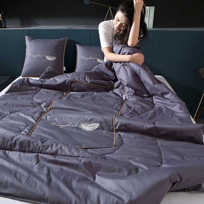 91家纺网 家纺一手货源 找家纺 照世家纺2022新款全棉羽毛款多功能抱枕被 深灰