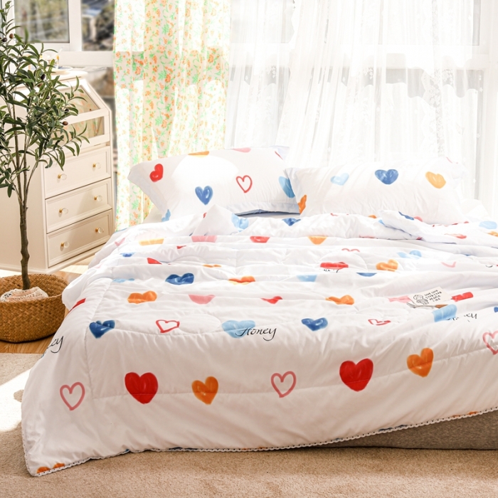 91家纺网 家纺一手货源 找家纺 慕尚 2025新款实拍水洗小花边夏被 彩虹爱心