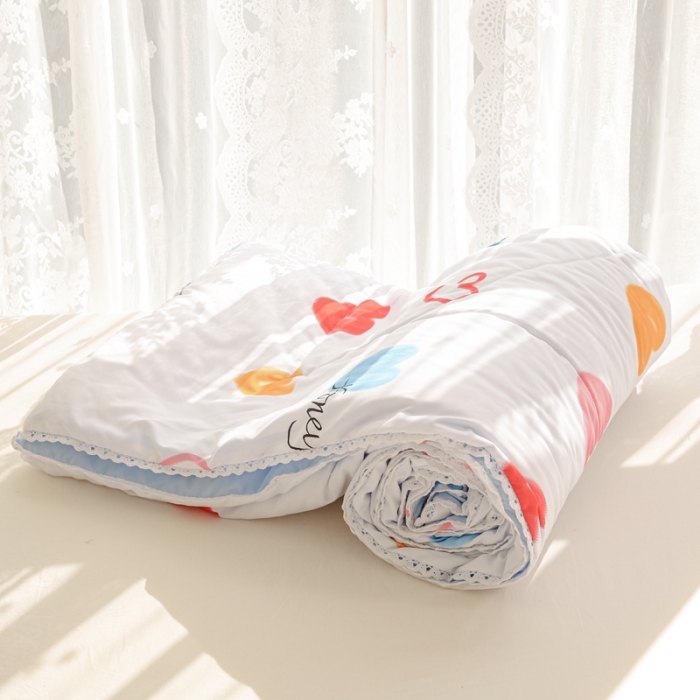 91家纺网 家纺一手货源 找家纺 慕尚 2025新款实拍水洗小花边夏被 彩虹爱心