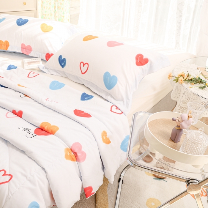 91家纺网 家纺一手货源 找家纺 慕尚 2025新款实拍水洗小花边夏被 彩虹爱心