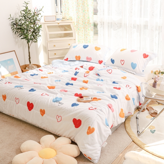 91家纺网 家纺一手货源 找家纺 慕尚 2025新款实拍水洗小花边夏被 彩虹爱心