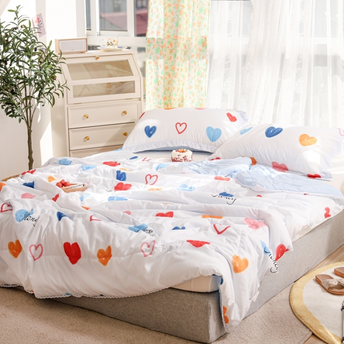 91家纺网 家纺一手货源 找家纺 慕尚 2025新款实拍水洗小花边夏被 彩虹爱心