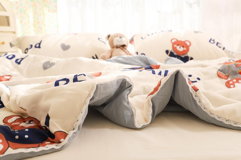 91家纺网 家纺一手货源 找家纺 慕尚 2025新款实拍水洗小花边夏被 超酷熊