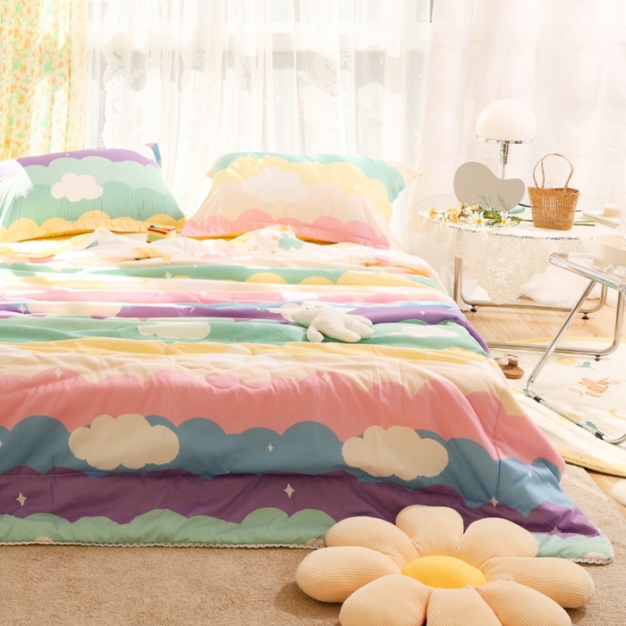 91家纺网 家纺一手货源 找家纺 慕尚 2025新款实拍水洗小花边夏被 彩虹云