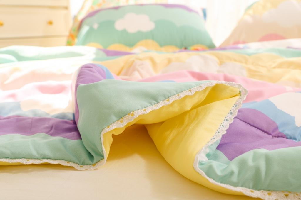 91家纺网 家纺一手货源 找家纺 慕尚 2025新款实拍水洗小花边夏被 彩虹云