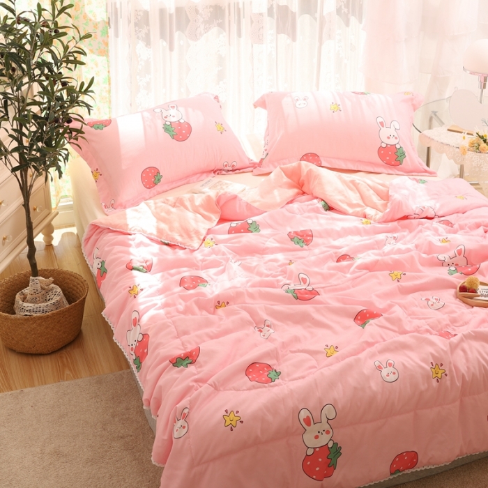 91家纺网 家纺一手货源 找家纺 慕尚 2025新款实拍水洗小花边夏被 草莓兔兔