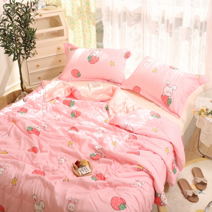 91家纺网 家纺一手货源 找家纺 慕尚 2025新款实拍水洗小花边夏被 草莓兔兔