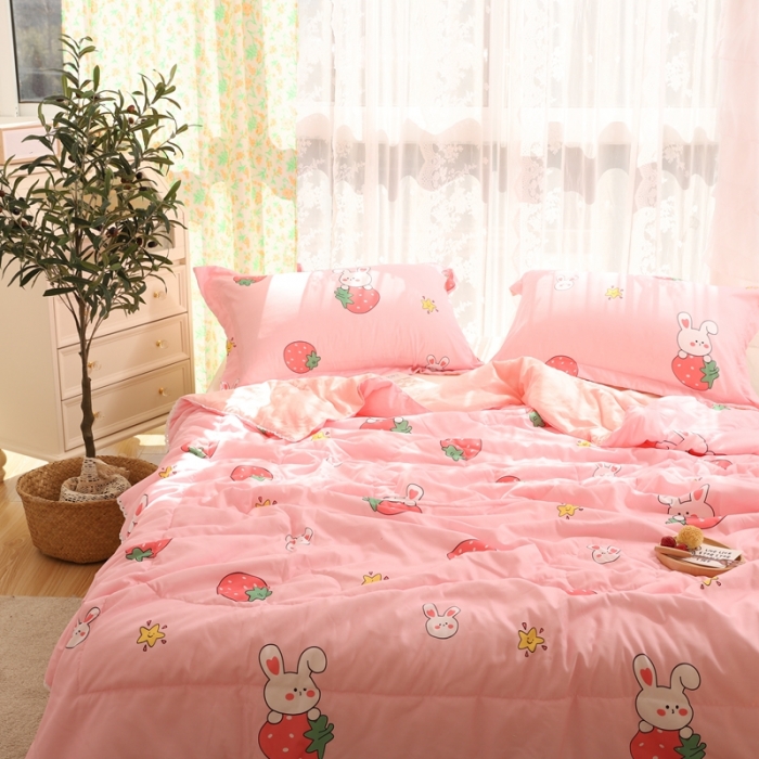 91家纺网 家纺一手货源 找家纺 慕尚 2025新款实拍水洗小花边夏被 草莓兔兔