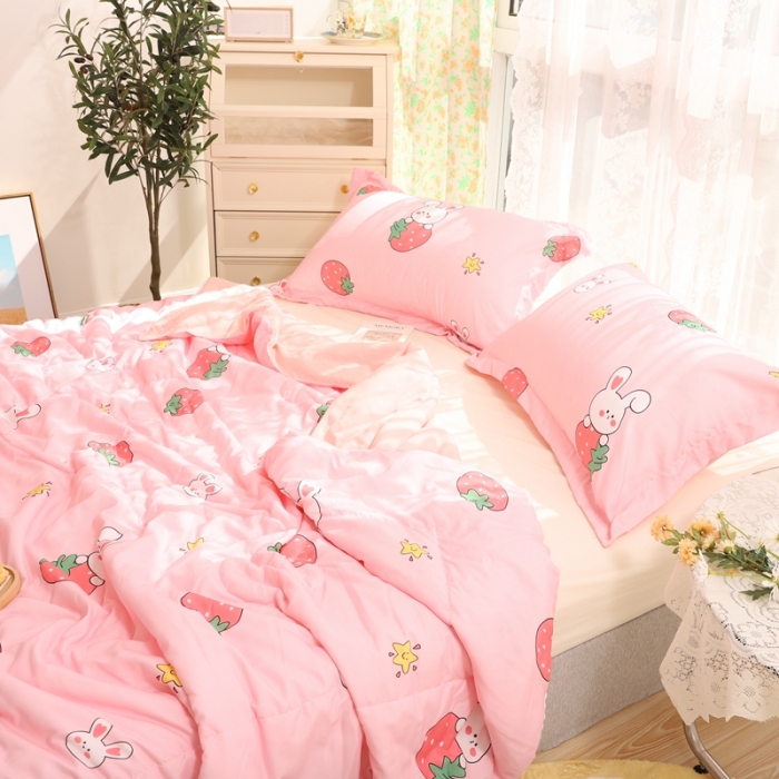 91家纺网 家纺一手货源 找家纺 慕尚 2025新款实拍水洗小花边夏被 草莓兔兔