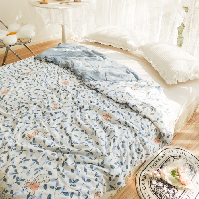 91家纺网 家纺一手货源 找家纺 慕尚 2025新款实拍水洗小花边夏被 菲菲兔