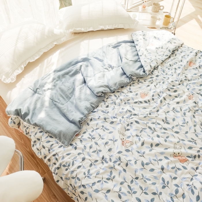 91家纺网 家纺一手货源 找家纺 慕尚 2025新款实拍水洗小花边夏被 菲菲兔