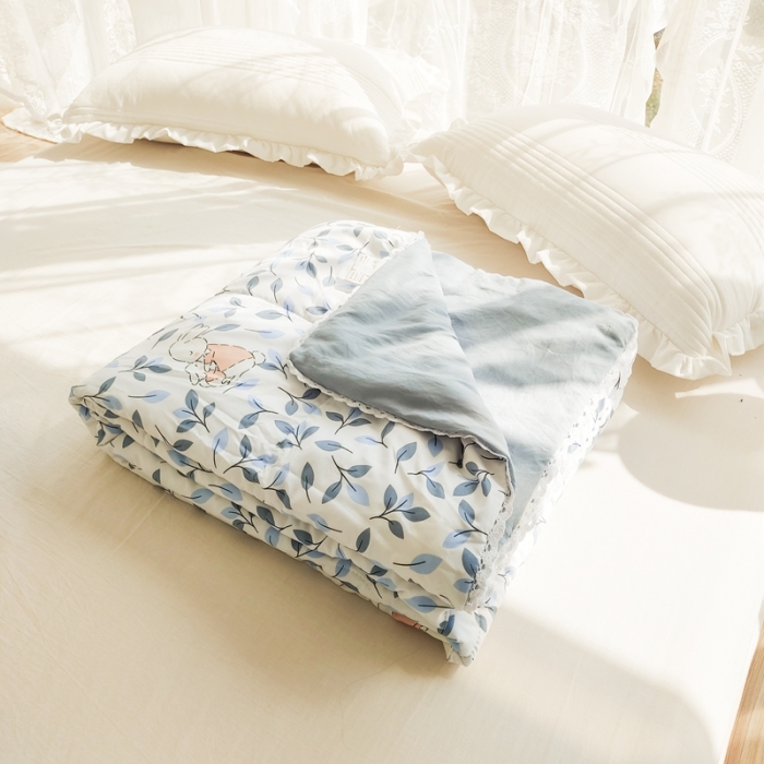 91家纺网 家纺一手货源 找家纺 慕尚 2025新款实拍水洗小花边夏被 菲菲兔