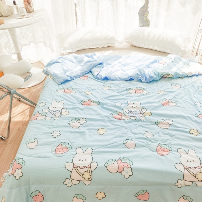 91家纺网 家纺一手货源 找家纺 慕尚 2025新款实拍水洗小花边夏被 蓝兔草莓