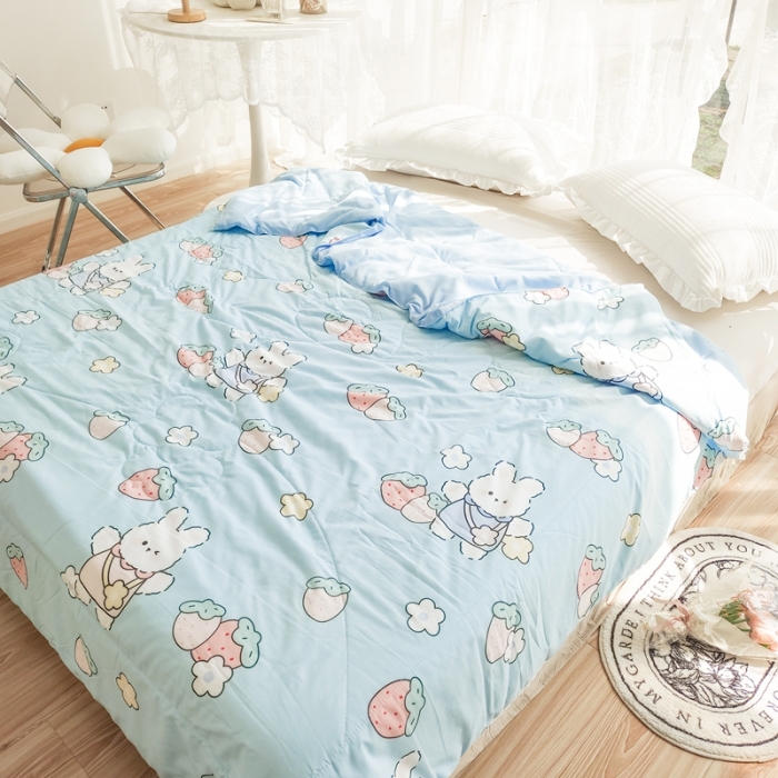 91家纺网 家纺一手货源 找家纺 慕尚 2025新款实拍水洗小花边夏被 蓝兔草莓