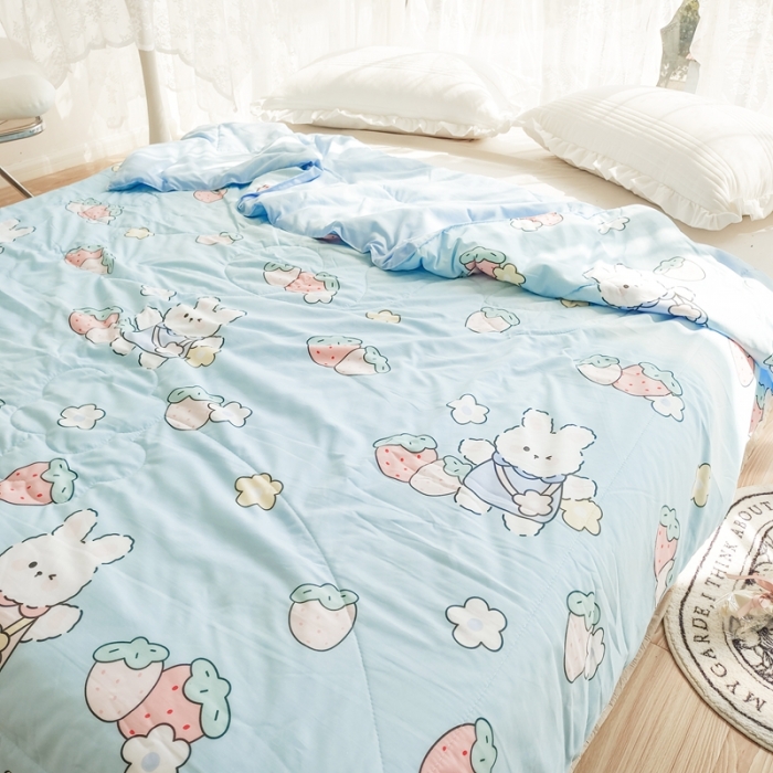 91家纺网 家纺一手货源 找家纺 慕尚 2025新款实拍水洗小花边夏被 蓝兔草莓