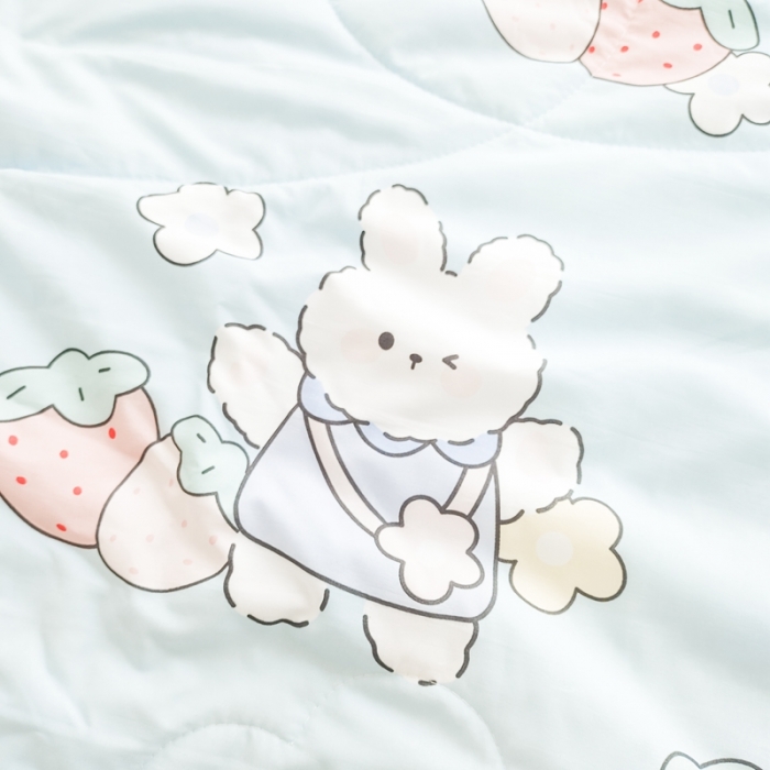 91家纺网 家纺一手货源 找家纺 慕尚 2025新款实拍水洗小花边夏被 蓝兔草莓