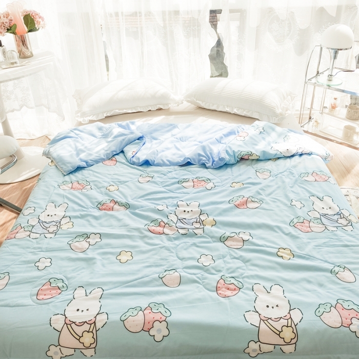 91家纺网 家纺一手货源 找家纺 慕尚 2025新款实拍水洗小花边夏被 蓝兔草莓