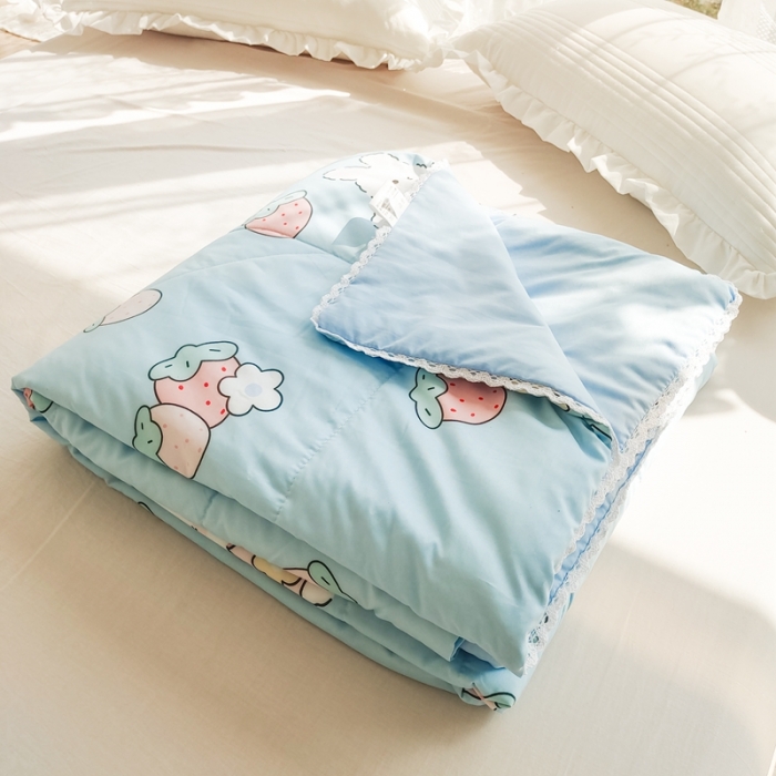 91家纺网 家纺一手货源 找家纺 慕尚 2025新款实拍水洗小花边夏被 蓝兔草莓