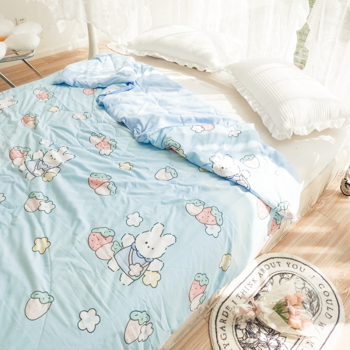 91家纺网 家纺一手货源 找家纺 慕尚 2025新款实拍水洗小花边夏被 蓝兔草莓