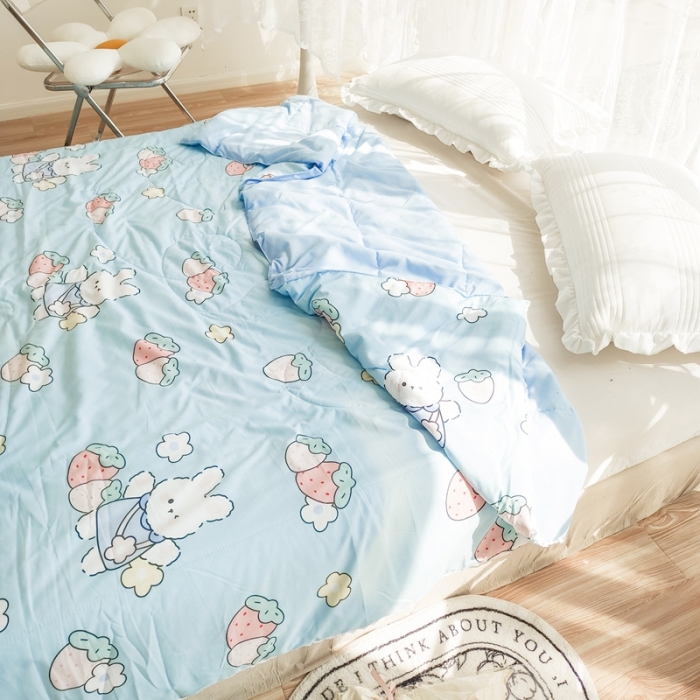 91家纺网 家纺一手货源 找家纺 慕尚 2025新款实拍水洗小花边夏被 蓝兔草莓