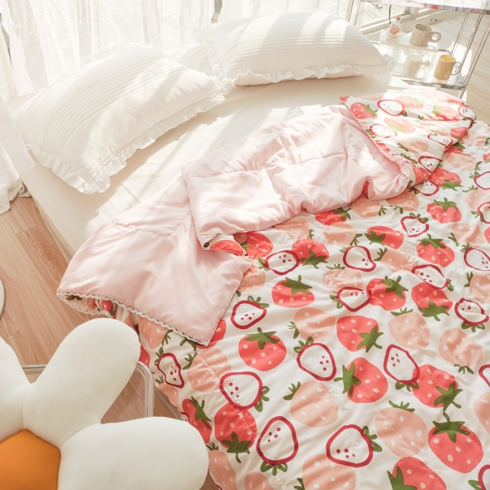 91家纺网 家纺一手货源 找家纺 慕尚 2025新款实拍水洗小花边夏被 芝士草莓