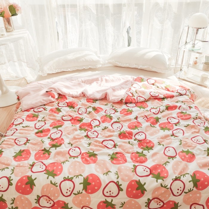 91家纺网 家纺一手货源 找家纺 慕尚 2025新款实拍水洗小花边夏被 芝士草莓