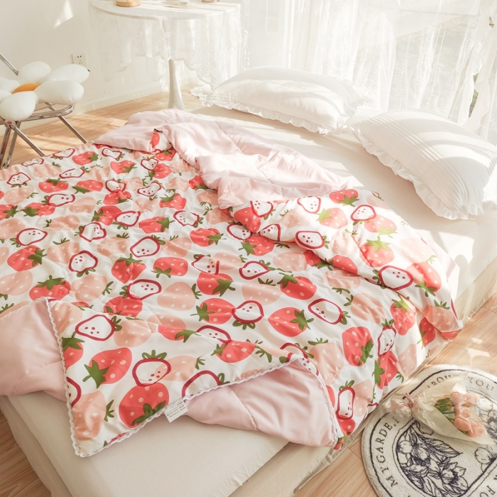 91家纺网 家纺一手货源 找家纺 慕尚 2025新款实拍水洗小花边夏被 芝士草莓