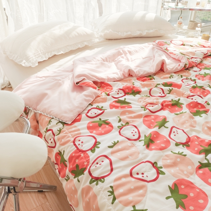 91家纺网 家纺一手货源 找家纺 慕尚 2025新款实拍水洗小花边夏被 芝士草莓