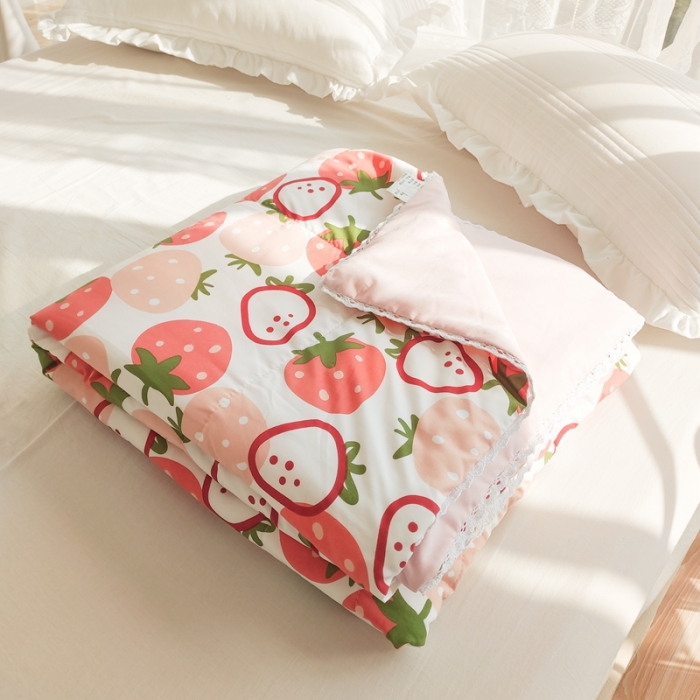 91家纺网 家纺一手货源 找家纺 慕尚 2025新款实拍水洗小花边夏被 芝士草莓