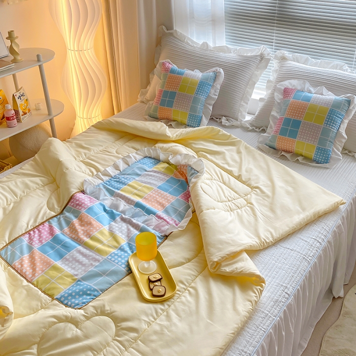 91家纺网 家纺一手货源 找家纺 慕澄2022新款小清新花边款抱枕被直播赠品 冰奶茶