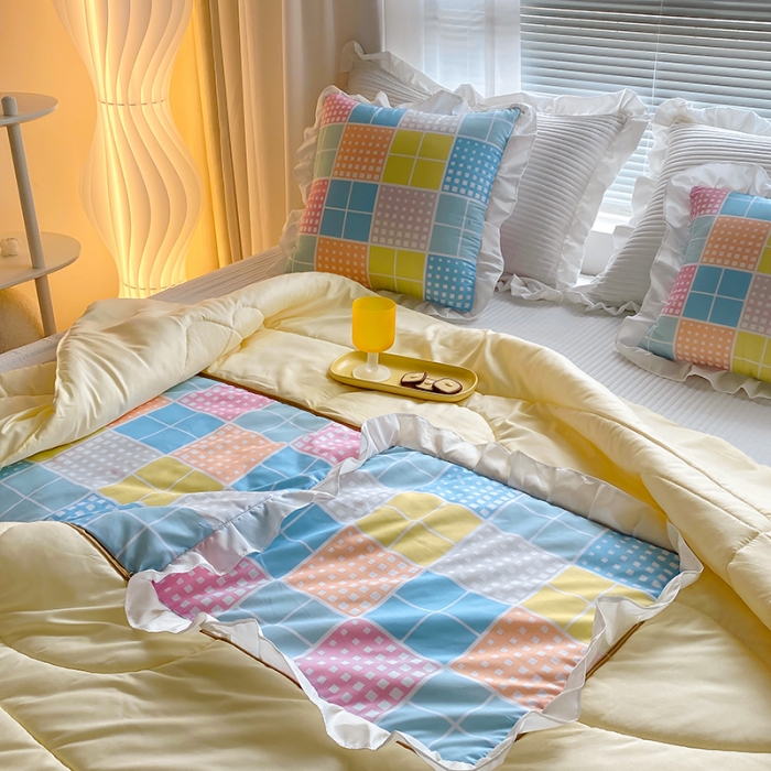 91家纺网 家纺一手货源 找家纺 慕澄2022新款小清新花边款抱枕被直播赠品 冰奶茶