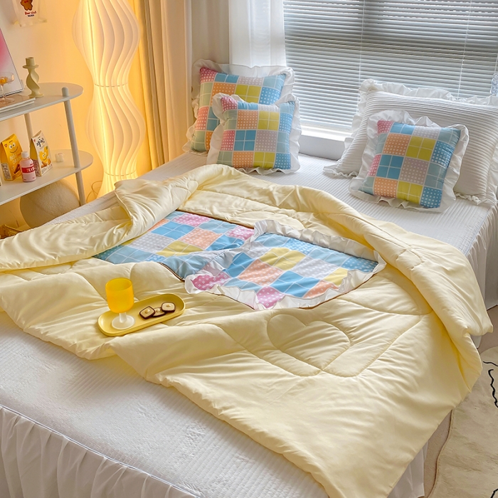 91家纺网 家纺一手货源 找家纺 慕澄2022新款小清新花边款抱枕被直播赠品 冰奶茶