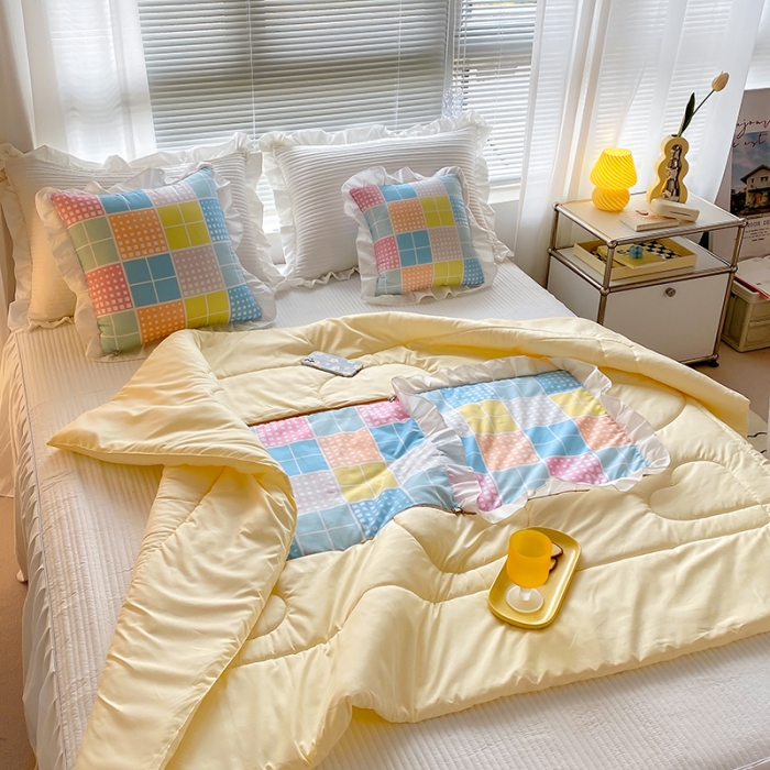 91家纺网 家纺一手货源 找家纺 慕澄2022新款小清新花边款抱枕被直播赠品 冰奶茶