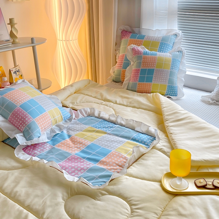 91家纺网 家纺一手货源 找家纺 慕澄2022新款小清新花边款抱枕被直播赠品 冰奶茶