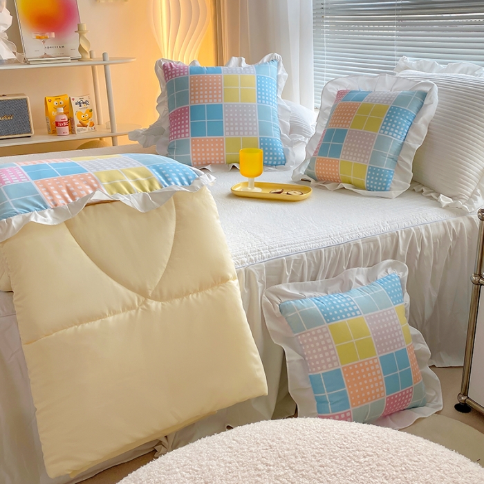 91家纺网 家纺一手货源 找家纺 慕澄2022新款小清新花边款抱枕被直播赠品 冰奶茶