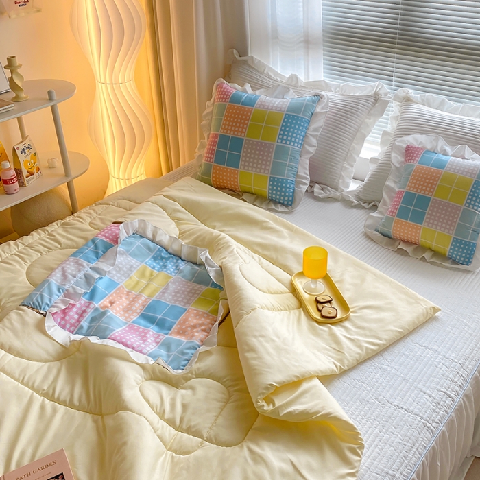 91家纺网 家纺一手货源 找家纺 慕澄2022新款小清新花边款抱枕被直播赠品 冰奶茶