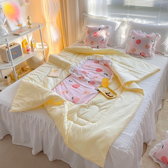 91家纺网 家纺一手货源 找家纺 慕澄2022新款小清新花边款抱枕被直播赠品 布丁桃桃