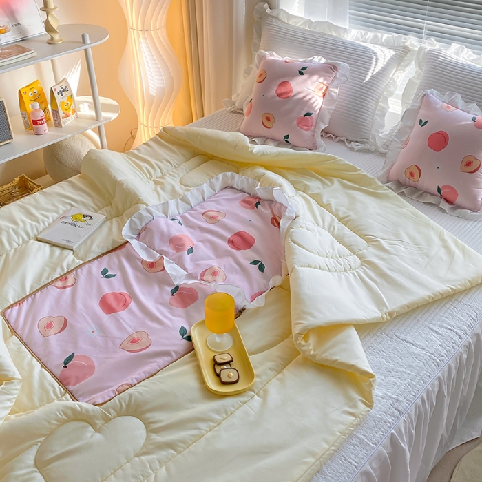 91家纺网 家纺一手货源 找家纺 慕澄2022新款小清新花边款抱枕被直播赠品 布丁桃桃