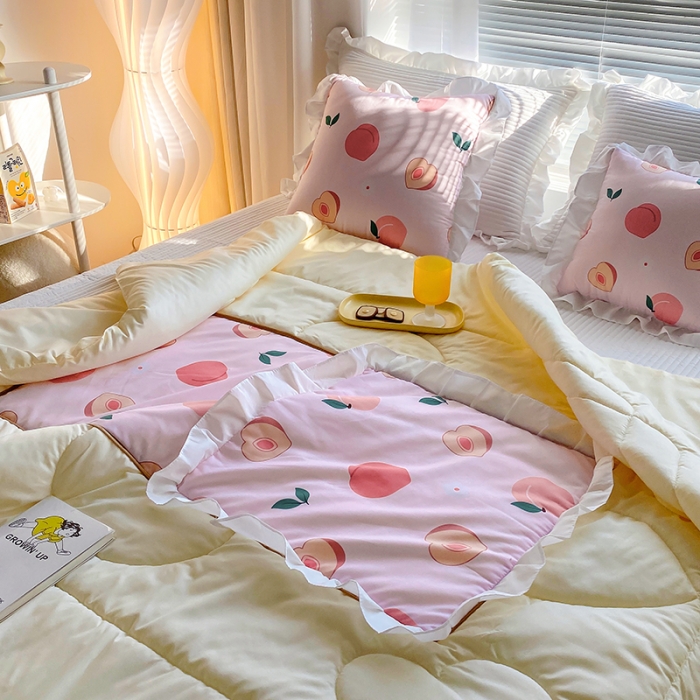 91家纺网 家纺一手货源 找家纺 慕澄2022新款小清新花边款抱枕被直播赠品 布丁桃桃