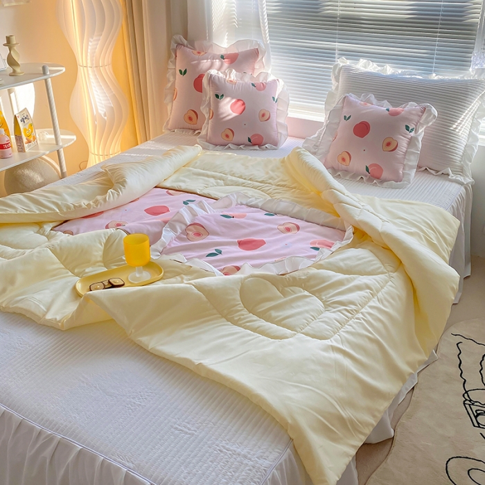 91家纺网 家纺一手货源 找家纺 慕澄2022新款小清新花边款抱枕被直播赠品 布丁桃桃