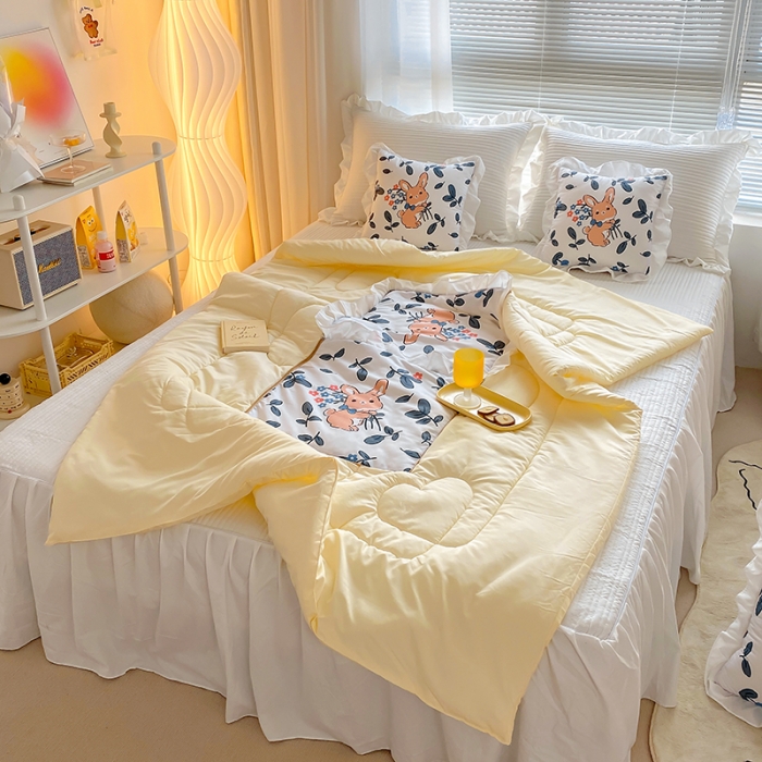 91家纺网 家纺一手货源 找家纺 慕澄2022新款小清新花边款抱枕被直播赠品 花兔兔