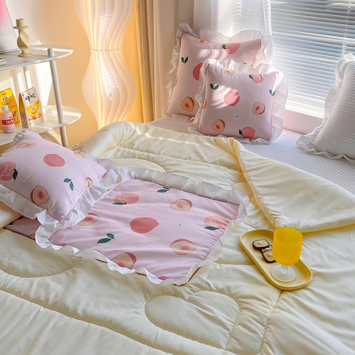 91家纺网 家纺一手货源 找家纺 慕澄2022新款小清新花边款抱枕被直播赠品 布丁桃桃