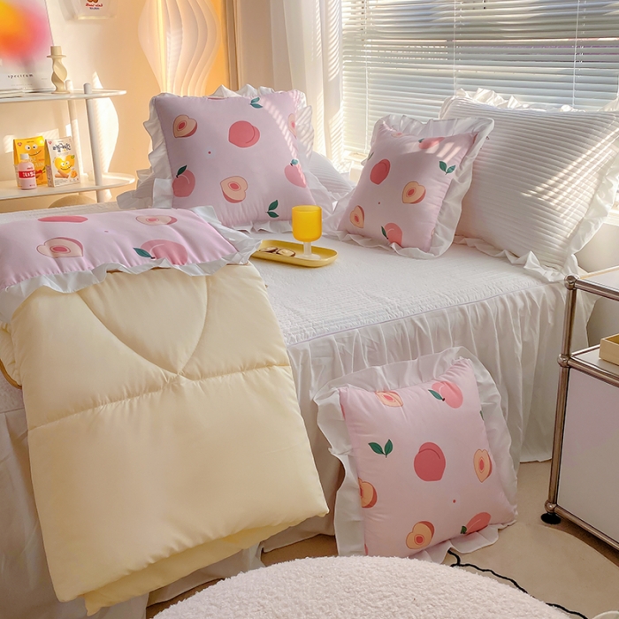 91家纺网 家纺一手货源 找家纺 慕澄2022新款小清新花边款抱枕被直播赠品 布丁桃桃