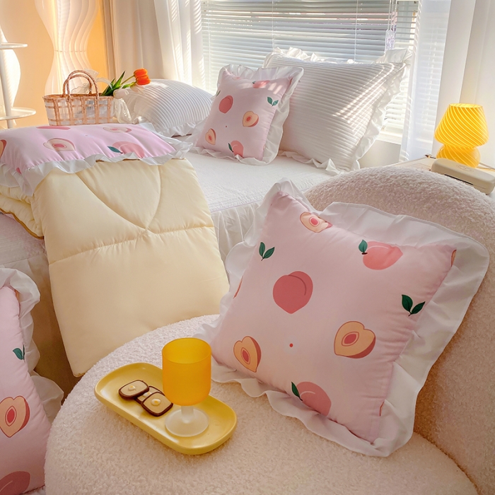 91家纺网 家纺一手货源 找家纺 慕澄2022新款小清新花边款抱枕被直播赠品 布丁桃桃