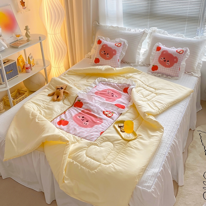 91家纺网 家纺一手货源 找家纺 慕澄2022新款小清新花边款抱枕被直播赠品 苹果熊熊