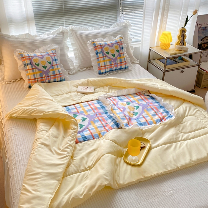 91家纺网 家纺一手货源 找家纺 慕澄2022新款小清新花边款抱枕被直播赠品 格格花