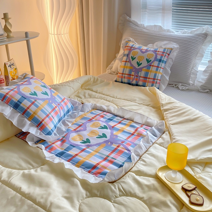 91家纺网 家纺一手货源 找家纺 慕澄2022新款小清新花边款抱枕被直播赠品 格格花