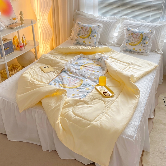 91家纺网 家纺一手货源 找家纺 慕澄2022新款小清新花边款抱枕被直播赠品 云中月