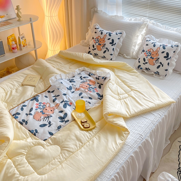 91家纺网 家纺一手货源 找家纺 慕澄2022新款小清新花边款抱枕被直播赠品 花兔兔