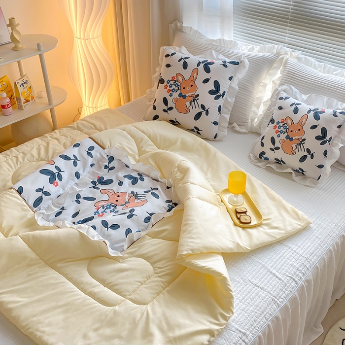 91家纺网 家纺一手货源 找家纺 慕澄2022新款小清新花边款抱枕被直播赠品 花兔兔